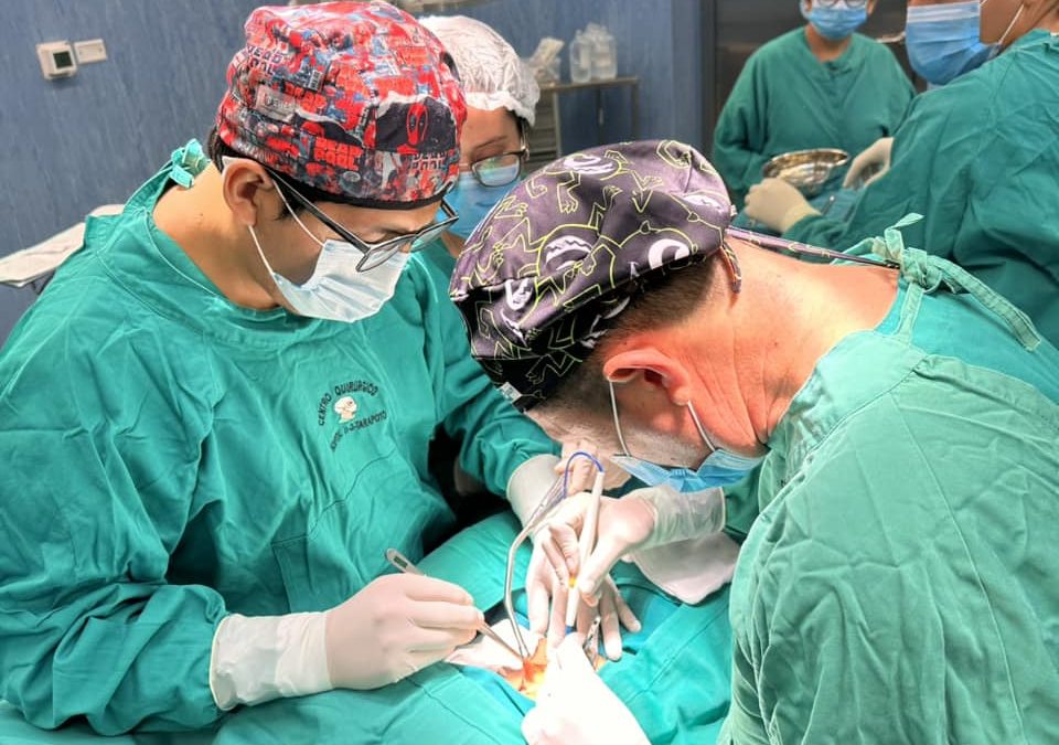 Médicos del Hospital Tarapoto salvan la vida de un adolescente que tenía atravesado una flecha de arpón en el abdomen.